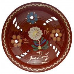 Perforovaný, hnedý tanier, Pozdišovská keramika