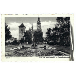 Košice, dóm a časť parku so sv. korunou, čiernobiela fotopohľadnica