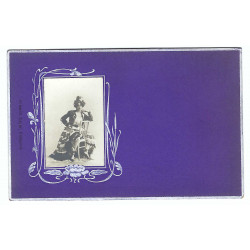 Reutlinger Paris, fotka ženy, čiernobiela pohľadnica na fialovom podklade