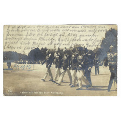 1915 - Cisár a princovia idú do kostola, čiernobiela fotopohľadnica, Nemecká ríša