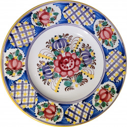 Hlboký závesný tanier, modrý okraj, červený kvet, Modranská keramika, Československo