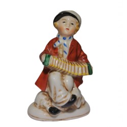 Chlapček s harmonikou, porcelán, Nemecko