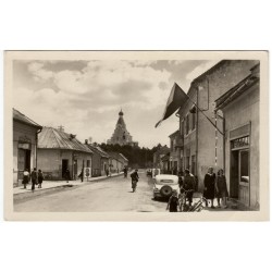 Medzilaborce pohľad na cerkev z ulice, čiernobiela pohľadnica, Československo